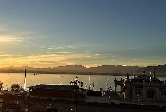 Hostel Santander אכסניה *